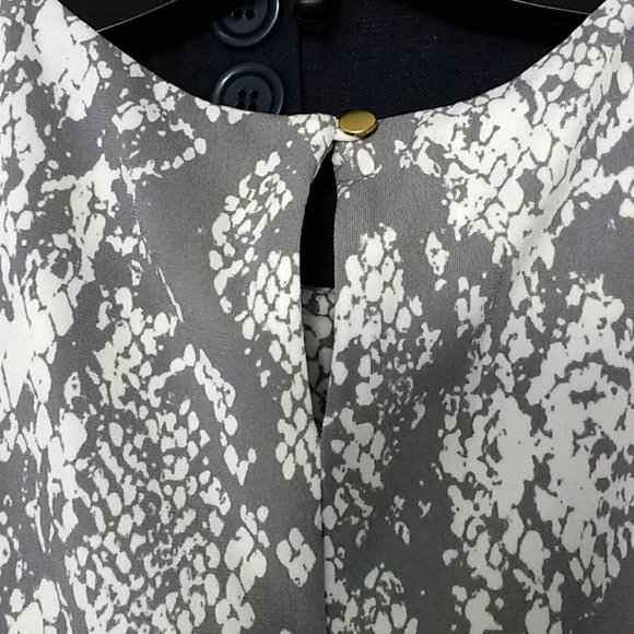 Calvin Klein Snakeskin Print pleated neckline sleeveless blouse Size XS - Picture 5 of 9